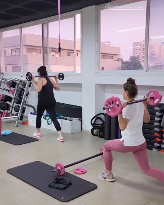 אימון כוח לנשים עם מוטות ומשקולות בסטודיו מיס פיטנס בראשון לציון
