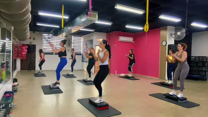 שיעור אירובי מדרגה לנשים בסטודיו מיס פיטנס בראשון לציון