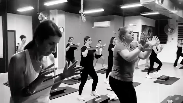 אימון קבוצתי לנשים עם גומיות בסטודיו מיס פיטנס
