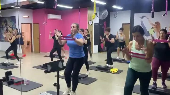 שיעור אימון עם גומיות התנגדות לנשים בסטודיו מיס פיטנס
